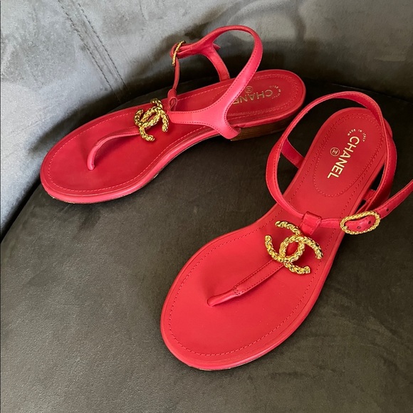 Beautiful Chanel red thong flat sandals with Gold CC logo size 35.5 1/2! - Picture 3 of 8